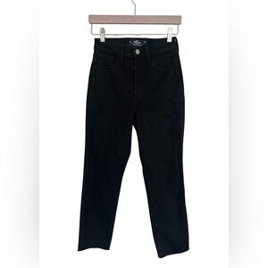 Hollister Ultra High-Rise Mom Jean – 00S – EUC